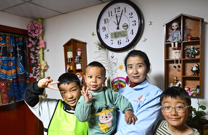Xizang : un centre de soins offre un réconfort chaleureux aux orphelins et aux personnes agées de Ngari